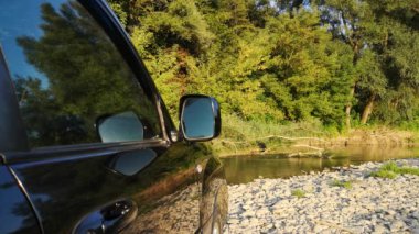 Yazın bir dağ nehrinde SUV