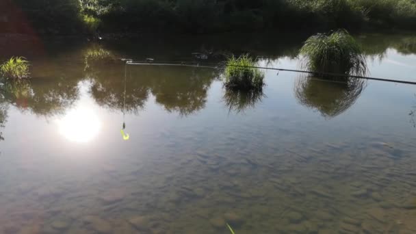 Sommerangeln Auf Einem Gebirgsfluss — Stockvideo