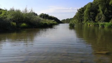Bir dağ nehri üzerinde yaz akşamı manzarası