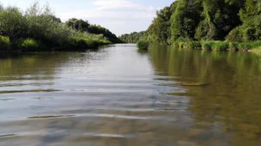 Bir dağ nehri üzerinde yaz akşamı manzarası