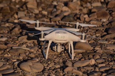 Bir dağ nehrinin kıyısında İHA