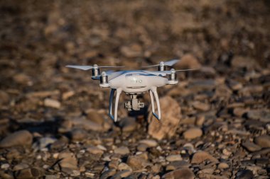 Bir dağ nehrinin kıyısında İHA