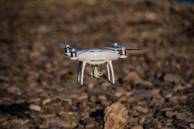 Bir dağ nehrinin kıyısında İHA