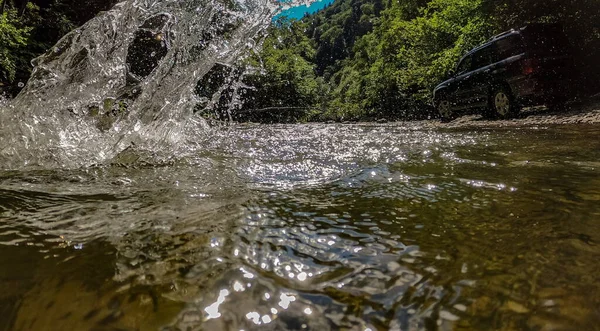 Suv Río Montaña Verano — Foto de Stock