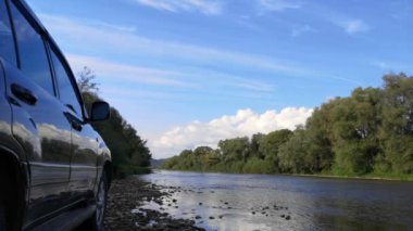 Yazın bir dağ nehrinde SUV