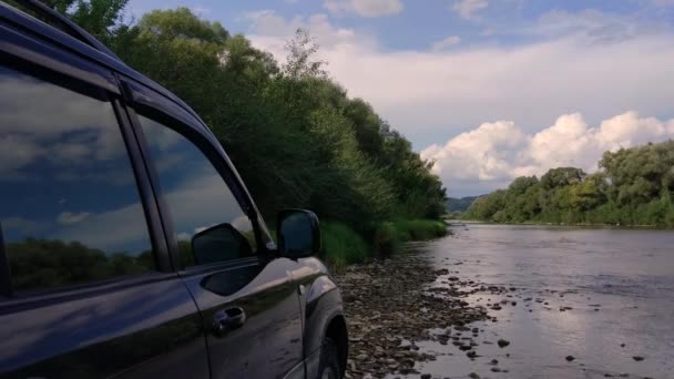 夏天在山河上的Suv — 图库视频影像
