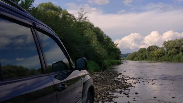 Geländewagen Auf Einem Gebirgsfluss Sommer — Stockvideo