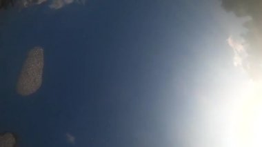 Suyun altındaki dağ nehri.