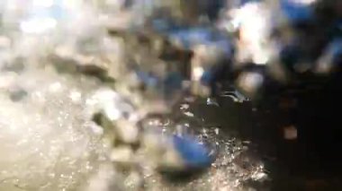 Suyun altındaki dağ nehri.