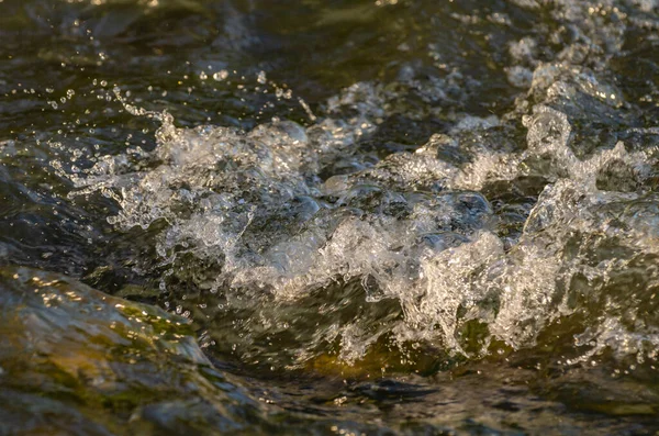 Bir Dağ Nehrinin Şeffaf Sularının Güzel Dalgaları — Stok fotoğraf