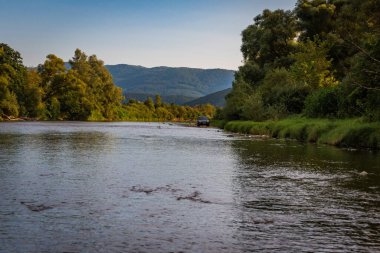 Dağ nehrinde bir SUV