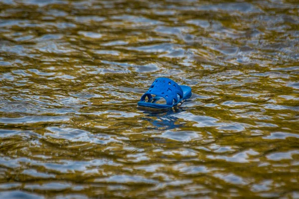 Gummiskon Flyter Floden — Stockfoto