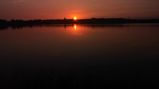 Krásná Večerní Krajina Jezera Při Západu Slunce — Stock video