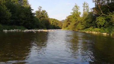 Sonbaharda dağ nehri manzarası