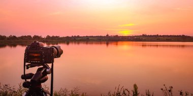 Balık çiftliğinde portakal rengi gün batımı 
