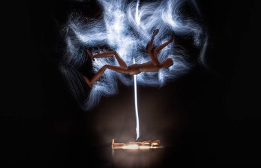 Metaforik durgun hayat, ruhun bedenden ayrılışını simgeler.