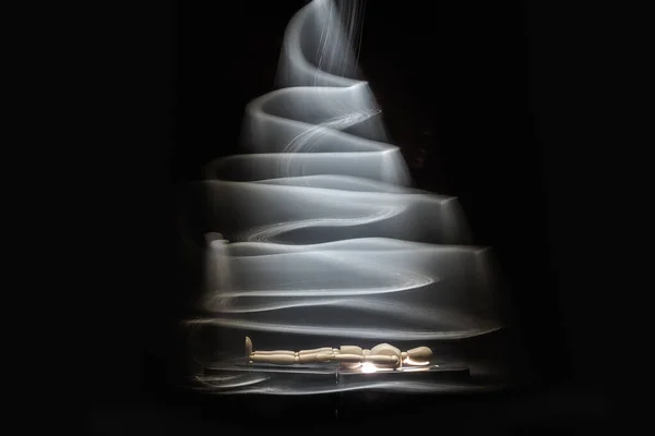 Metaforik durgun hayat, ruhun bedenden ayrılışını simgeler.