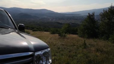 SUV sonbaharda Karpatlar 'da seyahat eder.
