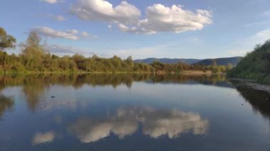 Bir dağ nehrinde sonbahar akşamı