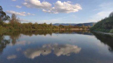 Bir dağ nehrinde sonbahar akşamı