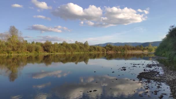 Φθινοπωρινό Βράδυ Ένα Ποτάμι — Αρχείο Βίντεο