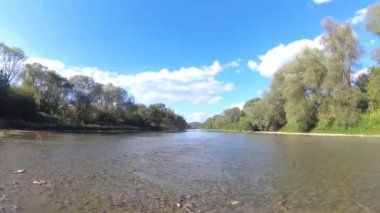 Bir dağ nehrinde sonbahar akşamı