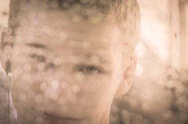 Camdan genç bir adamın portresi.