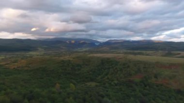 Gün batımında Karpatlar 'da kırsal bölgelerin hava fotoğrafları.