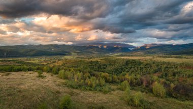 Gün batımında Karpatlar 'da kırsal bölgelerin hava fotoğrafları.