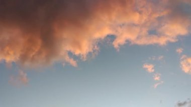 Dağlarda gün batımının renkleriyle boyanmış bulutlar