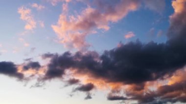 Dağlarda gün batımının renkleriyle boyanmış bulutlar