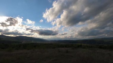 Karpatlar 'da gün batımında kırsal kesimde zaman kaybı