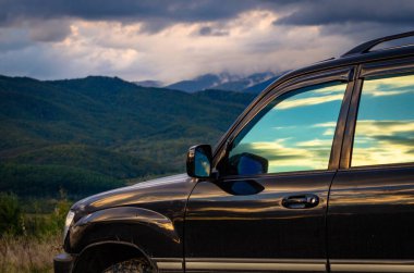 SUV sonbaharda Karpatlar 'da seyahat eder.