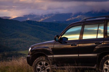 SUV sonbaharda Karpatlar 'da seyahat eder.
