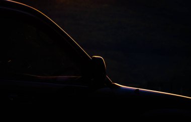 SUV sonbaharda Karpatlar 'da seyahat eder.