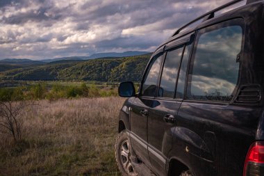 SUV sonbaharda Karpatlar 'da seyahat eder.