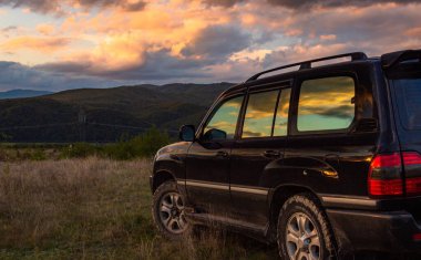 SUV sonbaharda Karpatlar 'da seyahat eder.