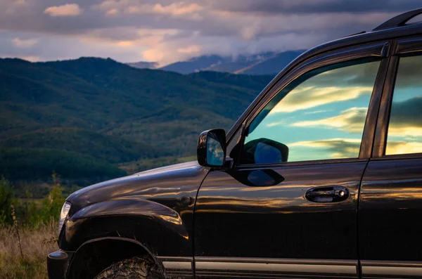 SUV sonbaharda Karpatlar 'da seyahat eder.