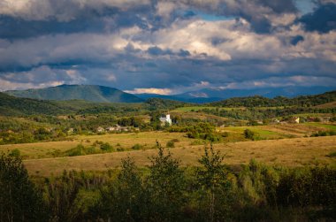 Günbatımında Karpatlar 'da sonbahar manzarası
