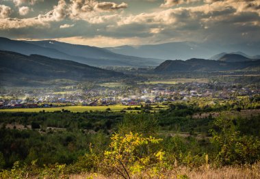 Günbatımında Karpatlar 'da sonbahar manzarası