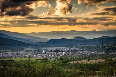 Günbatımında Karpatlar 'da sonbahar manzarası