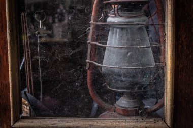 Islak bir pencereden sonbahar sakin bir hayat