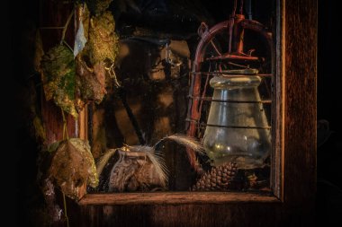 Islak bir pencereden sonbahar sakin bir hayat