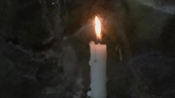 Eine Kerze Brennt Draußen Vor Dem Fenster Regen — Stockvideo