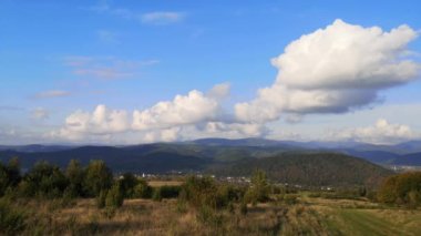 Karpatlar 'da gün batımında kırsal kesimde zaman kaybı