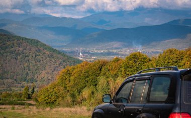 SUV sonbaharda Karpatlar 'da seyahat eder.