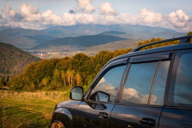 SUV sonbaharda Karpatlar 'da seyahat eder.