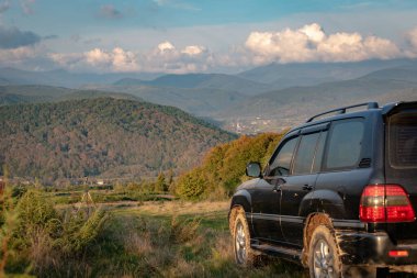 SUV sonbaharda Karpatlar 'da seyahat eder.