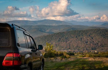 SUV sonbaharda Karpatlar 'da seyahat eder.