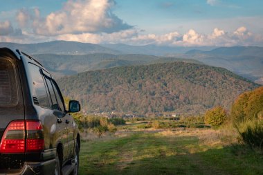 SUV sonbaharda Karpatlar 'da seyahat eder.